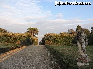 [P01] Aleea de la intrare, Villa Bellosguardo » foto by claudiu 71
 - 
<span class="allrVoted glyphicon glyphicon-heart hidden" id="av700981"></span>
<a class="m-l-10 hidden" id="sv700981" onclick="voting_Foto_DelVot(,700981,8341)" role="button">șterge vot <span class="glyphicon glyphicon-remove"></span></a>
<a id="v9700981" class=" c-red"  onclick="voting_Foto_SetVot(700981)" role="button"><span class="glyphicon glyphicon-heart-empty"></span> <b>LIKE</b> = Votează poza</a> <img class="hidden"  id="f700981W9" src="/imagini/loader.gif" border="0" /><span class="AjErrMes hidden" id="e700981ErM"></span>