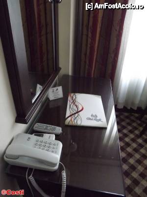 [P17] Pe măsuţa cu rol de toaletă am găsit, alături de telefon şi telecomenzile pentru televizor şi aparatul de aer condiţionat, un dosar cu materiale descriind obiectivele turistice de vizitat în Istanbul.  » foto by Costi
 - 
<span class="allrVoted glyphicon glyphicon-heart hidden" id="av418547"></span>
<a class="m-l-10 hidden" id="sv418547" onclick="voting_Foto_DelVot(,418547,8357)" role="button">șterge vot <span class="glyphicon glyphicon-remove"></span></a>
<a id="v9418547" class=" c-red"  onclick="voting_Foto_SetVot(418547)" role="button"><span class="glyphicon glyphicon-heart-empty"></span> <b>LIKE</b> = Votează poza</a> <img class="hidden"  id="f418547W9" src="/imagini/loader.gif" border="0" /><span class="AjErrMes hidden" id="e418547ErM"></span>