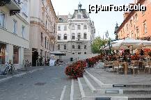 [P20] Ljubljana, Dvorni Trg (Imperial Square),.... in plan indepartat se vede Universitatea... in dreapta am luat prinzul... » foto by ANAMA
 - 
<span class="allrVoted glyphicon glyphicon-heart hidden" id="av181729"></span>
<a class="m-l-10 hidden" id="sv181729" onclick="voting_Foto_DelVot(,181729,8382)" role="button">șterge vot <span class="glyphicon glyphicon-remove"></span></a>
<a id="v9181729" class=" c-red"  onclick="voting_Foto_SetVot(181729)" role="button"><span class="glyphicon glyphicon-heart-empty"></span> <b>LIKE</b> = Votează poza</a> <img class="hidden"  id="f181729W9" src="/imagini/loader.gif" border="0" /><span class="AjErrMes hidden" id="e181729ErM"></span>
