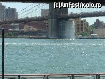 [P34] brooklyn bridge, erau si niste cascada artificiale la fiecare pilon al podului » foto by ca_an_
 - 
<span class="allrVoted glyphicon glyphicon-heart hidden" id="av20581"></span>
<a class="m-l-10 hidden" id="sv20581" onclick="voting_Foto_DelVot(,20581,8408)" role="button">șterge vot <span class="glyphicon glyphicon-remove"></span></a>
<a id="v920581" class=" c-red"  onclick="voting_Foto_SetVot(20581)" role="button"><span class="glyphicon glyphicon-heart-empty"></span> <b>LIKE</b> = Votează poza</a> <img class="hidden"  id="f20581W9" src="/imagini/loader.gif" border="0" /><span class="AjErrMes hidden" id="e20581ErM"></span>