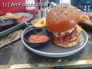 [P02] triple craft burger » foto by resita2009
 - 
<span class="allrVoted glyphicon glyphicon-heart hidden" id="av1302247"></span>
<a class="m-l-10 hidden" id="sv1302247" onclick="voting_Foto_DelVot(,1302247,8409)" role="button">șterge vot <span class="glyphicon glyphicon-remove"></span></a>
<a id="v91302247" class=" c-red"  onclick="voting_Foto_SetVot(1302247)" role="button"><span class="glyphicon glyphicon-heart-empty"></span> <b>LIKE</b> = Votează poza</a> <img class="hidden"  id="f1302247W9" src="/imagini/loader.gif" border="0" /><span class="AjErrMes hidden" id="e1302247ErM"></span>