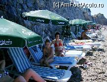 [P03] Plaja. 
Portiunea corespunzatoare hotelului ingusta (4-5 m), lina si nisipoasa pana la contactul... cu marea apoi, pe masura ce se inainteaza catre mare solul devine pietrificat (parca ar fi betonat) si alunecos. Pe faleza, o terasa cu sezlonguri si bar apartinand tot hotelului. » foto by birsanioan
 - 
<span class="allrVoted glyphicon glyphicon-heart hidden" id="av241742"></span>
<a class="m-l-10 hidden" id="sv241742" onclick="voting_Foto_DelVot(,241742,8414)" role="button">șterge vot <span class="glyphicon glyphicon-remove"></span></a>
<a id="v9241742" class=" c-red"  onclick="voting_Foto_SetVot(241742)" role="button"><span class="glyphicon glyphicon-heart-empty"></span> <b>LIKE</b> = Votează poza</a> <img class="hidden"  id="f241742W9" src="/imagini/loader.gif" border="0" /><span class="AjErrMes hidden" id="e241742ErM"></span>