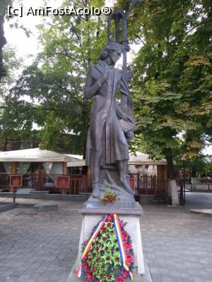 [P01] Poetul național, Mihai Eminescu, statuie din Cernăuți.  » foto by Radix7
 - 
<span class="allrVoted glyphicon glyphicon-heart hidden" id="av1101792"></span>
<a class="m-l-10 hidden" id="sv1101792" onclick="voting_Foto_DelVot(,1101792,8421)" role="button">șterge vot <span class="glyphicon glyphicon-remove"></span></a>
<a id="v91101792" class=" c-red"  onclick="voting_Foto_SetVot(1101792)" role="button"><span class="glyphicon glyphicon-heart-empty"></span> <b>LIKE</b> = Votează poza</a> <img class="hidden"  id="f1101792W9" src="/imagini/loader.gif" border="0" /><span class="AjErrMes hidden" id="e1101792ErM"></span>