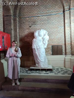 [P59] Cernăuți, Universitatea Națională „Iuri Fedkovici”, Rectoratul, la parter, ghida noastră și Statuia „Credința”, decapitată și mutilată de sovietici. » foto by mprofeanu
 - 
<span class="allrVoted glyphicon glyphicon-heart hidden" id="av1507651"></span>
<a class="m-l-10 hidden" id="sv1507651" onclick="voting_Foto_DelVot(,1507651,8421)" role="button">șterge vot <span class="glyphicon glyphicon-remove"></span></a>
<a id="v91507651" class=" c-red"  onclick="voting_Foto_SetVot(1507651)" role="button"><span class="glyphicon glyphicon-heart-empty"></span> <b>LIKE</b> = Votează poza</a> <img class="hidden"  id="f1507651W9" src="/imagini/loader.gif" border="0" /><span class="AjErrMes hidden" id="e1507651ErM"></span>