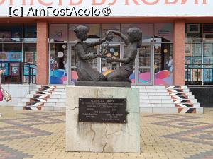 [P47] Cernăuți, Sculptura „Leagănului Păcii” a lui Dennis Smith, simbol al orașului Cernăuți și al orașului Salt Lake, două orașe înfrățite. » foto by mprofeanu
 - 
<span class="allrVoted glyphicon glyphicon-heart hidden" id="av1508265"></span>
<a class="m-l-10 hidden" id="sv1508265" onclick="voting_Foto_DelVot(,1508265,8421)" role="button">șterge vot <span class="glyphicon glyphicon-remove"></span></a>
<a id="v91508265" class=" c-red"  onclick="voting_Foto_SetVot(1508265)" role="button"><span class="glyphicon glyphicon-heart-empty"></span> <b>LIKE</b> = Votează poza</a> <img class="hidden"  id="f1508265W9" src="/imagini/loader.gif" border="0" /><span class="AjErrMes hidden" id="e1508265ErM"></span>