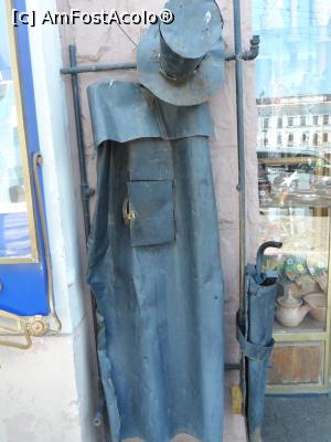 [P04] Sculptură în metal reprezentând gradul de civilizaţie din Cernăuţi – jobenul, mantaua şi umbrela, accesorii absolut necesare unui domn » foto by marimag
 - 
<span class="allrVoted glyphicon glyphicon-heart hidden" id="av894020"></span>
<a class="m-l-10 hidden" id="sv894020" onclick="voting_Foto_DelVot(,894020,8421)" role="button">șterge vot <span class="glyphicon glyphicon-remove"></span></a>
<a id="v9894020" class=" c-red"  onclick="voting_Foto_SetVot(894020)" role="button"><span class="glyphicon glyphicon-heart-empty"></span> <b>LIKE</b> = Votează poza</a> <img class="hidden"  id="f894020W9" src="/imagini/loader.gif" border="0" /><span class="AjErrMes hidden" id="e894020ErM"></span>