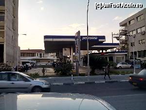 [P15] Statie de benzina, vizavi se afla statia cu 30 linii din poza anterioara. Aici poti cobori daca vii de la Nicosia sau Ayia Napa (Protaras) si lua autobuz 425 spre hotel San Remo, Cactus, Larco. Se coboara la cladirea cu SAT WORLD de pe Touzhane street, de unde se ia 425 spre aeroport.  » foto by serban55
 - 
<span class="allrVoted glyphicon glyphicon-heart hidden" id="av567901"></span>
<a class="m-l-10 hidden" id="sv567901" onclick="voting_Foto_DelVot(,567901,8430)" role="button">șterge vot <span class="glyphicon glyphicon-remove"></span></a>
<a id="v9567901" class=" c-red"  onclick="voting_Foto_SetVot(567901)" role="button"><span class="glyphicon glyphicon-heart-empty"></span> <b>LIKE</b> = Votează poza</a> <img class="hidden"  id="f567901W9" src="/imagini/loader.gif" border="0" /><span class="AjErrMes hidden" id="e567901ErM"></span>