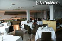 [P13] O parte din restaurant. În fundal, plitele unde se pregăteau mâncărurile în faţa consumatorilor. » foto by Costi
 - 
<span class="allrVoted glyphicon glyphicon-heart hidden" id="av183359"></span>
<a class="m-l-10 hidden" id="sv183359" onclick="voting_Foto_DelVot(,183359,8470)" role="button">șterge vot <span class="glyphicon glyphicon-remove"></span></a>
<a id="v9183359" class=" c-red"  onclick="voting_Foto_SetVot(183359)" role="button"><span class="glyphicon glyphicon-heart-empty"></span> <b>LIKE</b> = Votează poza</a> <img class="hidden"  id="f183359W9" src="/imagini/loader.gif" border="0" /><span class="AjErrMes hidden" id="e183359ErM"></span>