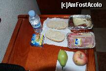 [P15] Acesta este conţinutul prânzului-picnic, pe care-l luam de la recepţie la plecarea în exursie. Conserva este de ton. Este singurul fel care s-a păstrat la toate cele patru excursii. În rest, meniul a fost de fiecare dată altul. » foto by Costi
 - 
<span class="allrVoted glyphicon glyphicon-heart hidden" id="av183362"></span>
<a class="m-l-10 hidden" id="sv183362" onclick="voting_Foto_DelVot(,183362,8470)" role="button">șterge vot <span class="glyphicon glyphicon-remove"></span></a>
<a id="v9183362" class=" c-red"  onclick="voting_Foto_SetVot(183362)" role="button"><span class="glyphicon glyphicon-heart-empty"></span> <b>LIKE</b> = Votează poza</a> <img class="hidden"  id="f183362W9" src="/imagini/loader.gif" border="0" /><span class="AjErrMes hidden" id="e183362ErM"></span>