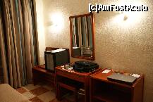 [P26] Măsuţele şi mini-barul din camera hotelului » foto by Costi
 - 
<span class="allrVoted glyphicon glyphicon-heart hidden" id="av183398"></span>
<a class="m-l-10 hidden" id="sv183398" onclick="voting_Foto_DelVot(,183398,8470)" role="button">șterge vot <span class="glyphicon glyphicon-remove"></span></a>
<a id="v9183398" class=" c-red"  onclick="voting_Foto_SetVot(183398)" role="button"><span class="glyphicon glyphicon-heart-empty"></span> <b>LIKE</b> = Votează poza</a> <img class="hidden"  id="f183398W9" src="/imagini/loader.gif" border="0" /><span class="AjErrMes hidden" id="e183398ErM"></span>