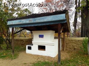 [P30] Muzeul Satului Bucuresti.Cuptor de paine in curtea casei lipovenesti. » foto by Floria
 - 
<span class="allrVoted glyphicon glyphicon-heart hidden" id="av1218597"></span>
<a class="m-l-10 hidden" id="sv1218597" onclick="voting_Foto_DelVot(,1218597,8488)" role="button">șterge vot <span class="glyphicon glyphicon-remove"></span></a>
<a id="v91218597" class=" c-red"  onclick="voting_Foto_SetVot(1218597)" role="button"><span class="glyphicon glyphicon-heart-empty"></span> <b>LIKE</b> = Votează poza</a> <img class="hidden"  id="f1218597W9" src="/imagini/loader.gif" border="0" /><span class="AjErrMes hidden" id="e1218597ErM"></span>