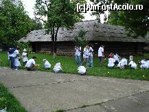 [P31] Bucuresti - Muzeul satului - micutii voluntari planteaza flori » foto by Diaura*
 - 
<span class="allrVoted glyphicon glyphicon-heart hidden" id="av321795"></span>
<a class="m-l-10 hidden" id="sv321795" onclick="voting_Foto_DelVot(,321795,8488)" role="button">șterge vot <span class="glyphicon glyphicon-remove"></span></a>
<a id="v9321795" class=" c-red"  onclick="voting_Foto_SetVot(321795)" role="button"><span class="glyphicon glyphicon-heart-empty"></span> <b>LIKE</b> = Votează poza</a> <img class="hidden"  id="f321795W9" src="/imagini/loader.gif" border="0" /><span class="AjErrMes hidden" id="e321795ErM"></span>