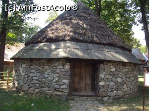 [P52] Muzeul Satului - Staur circular de piatra, sec XIX, Sugag, Alba » foto by mishu
 - 
<span class="allrVoted glyphicon glyphicon-heart hidden" id="av803400"></span>
<a class="m-l-10 hidden" id="sv803400" onclick="voting_Foto_DelVot(,803400,8488)" role="button">șterge vot <span class="glyphicon glyphicon-remove"></span></a>
<a id="v9803400" class=" c-red"  onclick="voting_Foto_SetVot(803400)" role="button"><span class="glyphicon glyphicon-heart-empty"></span> <b>LIKE</b> = Votează poza</a> <img class="hidden"  id="f803400W9" src="/imagini/loader.gif" border="0" /><span class="AjErrMes hidden" id="e803400ErM"></span>