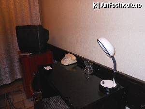 [P13] Hotel Cosmos - Biroul cu lampa si telefon aflat langa comoda cu televizor.  » foto by iulianic
 - 
<span class="allrVoted glyphicon glyphicon-heart hidden" id="av351210"></span>
<a class="m-l-10 hidden" id="sv351210" onclick="voting_Foto_DelVot(,351210,8497)" role="button">șterge vot <span class="glyphicon glyphicon-remove"></span></a>
<a id="v9351210" class=" c-red"  onclick="voting_Foto_SetVot(351210)" role="button"><span class="glyphicon glyphicon-heart-empty"></span> <b>LIKE</b> = Votează poza</a> <img class="hidden"  id="f351210W9" src="/imagini/loader.gif" border="0" /><span class="AjErrMes hidden" id="e351210ErM"></span>