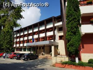 [P04] Hotelul Carpați și cele câteva locuri de parcare din fața intrării.  » foto by Floryn81
 - 
<span class="allrVoted glyphicon glyphicon-heart hidden" id="av1127829"></span>
<a class="m-l-10 hidden" id="sv1127829" onclick="voting_Foto_DelVot(,1127829,8514)" role="button">șterge vot <span class="glyphicon glyphicon-remove"></span></a>
<a id="v91127829" class=" c-red"  onclick="voting_Foto_SetVot(1127829)" role="button"><span class="glyphicon glyphicon-heart-empty"></span> <b>LIKE</b> = Votează poza</a> <img class="hidden"  id="f1127829W9" src="/imagini/loader.gif" border="0" /><span class="AjErrMes hidden" id="e1127829ErM"></span>