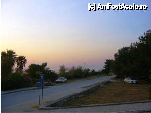 [P03] Drumul asfaltat se termina ceva mai spre stânga, după terminarea zonei hotelului, dupa care … drum de pământ » foto by iccata
 - 
<span class="allrVoted glyphicon glyphicon-heart hidden" id="av454388"></span>
<a class="m-l-10 hidden" id="sv454388" onclick="voting_Foto_DelVot(,454388,8547)" role="button">șterge vot <span class="glyphicon glyphicon-remove"></span></a>
<a id="v9454388" class=" c-red"  onclick="voting_Foto_SetVot(454388)" role="button"><span class="glyphicon glyphicon-heart-empty"></span> <b>LIKE</b> = Votează poza</a> <img class="hidden"  id="f454388W9" src="/imagini/loader.gif" border="0" /><span class="AjErrMes hidden" id="e454388ErM"></span>