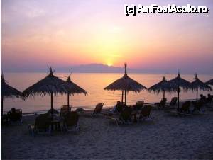 [P08] Plaja hotelului Ilio Mare sub un apus splendid de soare » foto by iccata
 - 
<span class="allrVoted glyphicon glyphicon-heart hidden" id="av454393"></span>
<a class="m-l-10 hidden" id="sv454393" onclick="voting_Foto_DelVot(,454393,8547)" role="button">șterge vot <span class="glyphicon glyphicon-remove"></span></a>
<a id="v9454393" class=" c-red"  onclick="voting_Foto_SetVot(454393)" role="button"><span class="glyphicon glyphicon-heart-empty"></span> <b>LIKE</b> = Votează poza</a> <img class="hidden"  id="f454393W9" src="/imagini/loader.gif" border="0" /><span class="AjErrMes hidden" id="e454393ErM"></span>