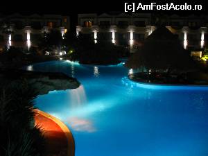 [P10] piscina hotel, seara » foto by dany77
 - 
<span class="allrVoted glyphicon glyphicon-heart hidden" id="av533303"></span>
<a class="m-l-10 hidden" id="sv533303" onclick="voting_Foto_DelVot(,533303,8547)" role="button">șterge vot <span class="glyphicon glyphicon-remove"></span></a>
<a id="v9533303" class=" c-red"  onclick="voting_Foto_SetVot(533303)" role="button"><span class="glyphicon glyphicon-heart-empty"></span> <b>LIKE</b> = Votează poza</a> <img class="hidden"  id="f533303W9" src="/imagini/loader.gif" border="0" /><span class="AjErrMes hidden" id="e533303ErM"></span>