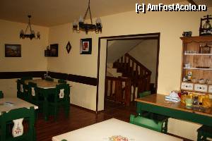 [P12] Sala de mese, se vad si scarile de acces catre camere.  » foto by cris_kiri
 - 
<span class="allrVoted glyphicon glyphicon-heart hidden" id="av363890"></span>
<a class="m-l-10 hidden" id="sv363890" onclick="voting_Foto_DelVot(,363890,8556)" role="button">șterge vot <span class="glyphicon glyphicon-remove"></span></a>
<a id="v9363890" class=" c-red"  onclick="voting_Foto_SetVot(363890)" role="button"><span class="glyphicon glyphicon-heart-empty"></span> <b>LIKE</b> = Votează poza</a> <img class="hidden"  id="f363890W9" src="/imagini/loader.gif" border="0" /><span class="AjErrMes hidden" id="e363890ErM"></span>