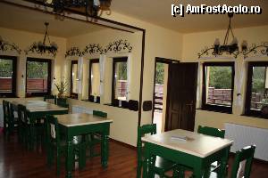 [P09] Aceeasi sala pentru micul dejun, fotografiata din alt unghi. Usa dadea spre curtea interioara, tot acolo se afla si o terasa amenajata cu mese si scaune.  » foto by cris_kiri
 - 
<span class="allrVoted glyphicon glyphicon-heart hidden" id="av363887"></span>
<a class="m-l-10 hidden" id="sv363887" onclick="voting_Foto_DelVot(,363887,8556)" role="button">șterge vot <span class="glyphicon glyphicon-remove"></span></a>
<a id="v9363887" class=" c-red"  onclick="voting_Foto_SetVot(363887)" role="button"><span class="glyphicon glyphicon-heart-empty"></span> <b>LIKE</b> = Votează poza</a> <img class="hidden"  id="f363887W9" src="/imagini/loader.gif" border="0" /><span class="AjErrMes hidden" id="e363887ErM"></span>