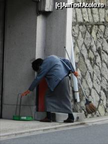 [P26] In drum spre Templul Kiyomizu-dera. Batranica ghebosata, matura in fata casei.  » foto by TraianS
 - 
<span class="allrVoted glyphicon glyphicon-heart hidden" id="av410888"></span>
<a class="m-l-10 hidden" id="sv410888" onclick="voting_Foto_DelVot(,410888,8571)" role="button">șterge vot <span class="glyphicon glyphicon-remove"></span></a>
<a id="v9410888" class=" c-red"  onclick="voting_Foto_SetVot(410888)" role="button"><span class="glyphicon glyphicon-heart-empty"></span> <b>LIKE</b> = Votează poza</a> <img class="hidden"  id="f410888W9" src="/imagini/loader.gif" border="0" /><span class="AjErrMes hidden" id="e410888ErM"></span>