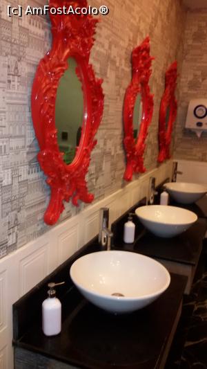 [P24] rame de culoare rosie la oglinzile din baia restaurantului principal » foto by gioko
 - 
<span class="allrVoted glyphicon glyphicon-heart hidden" id="av922980"></span>
<a class="m-l-10 hidden" id="sv922980" onclick="voting_Foto_DelVot(,922980,8572)" role="button">șterge vot <span class="glyphicon glyphicon-remove"></span></a>
<a id="v9922980" class=" c-red"  onclick="voting_Foto_SetVot(922980)" role="button"><span class="glyphicon glyphicon-heart-empty"></span> <b>LIKE</b> = Votează poza</a> <img class="hidden"  id="f922980W9" src="/imagini/loader.gif" border="0" /><span class="AjErrMes hidden" id="e922980ErM"></span>