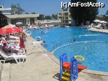 [P06] Cele doua piscine ale hotelului, inconjurate de 50-60 de sezlonguri cu umbrelute, dusuri, un bar si un punct de prim ajutor, dotat cu un salvamar(program 8-17) » foto by dorgo
 - 
<span class="allrVoted glyphicon glyphicon-heart hidden" id="av331727"></span>
<a class="m-l-10 hidden" id="sv331727" onclick="voting_Foto_DelVot(,331727,8580)" role="button">șterge vot <span class="glyphicon glyphicon-remove"></span></a>
<a id="v9331727" class=" c-red"  onclick="voting_Foto_SetVot(331727)" role="button"><span class="glyphicon glyphicon-heart-empty"></span> <b>LIKE</b> = Votează poza</a> <img class="hidden"  id="f331727W9" src="/imagini/loader.gif" border="0" /><span class="AjErrMes hidden" id="e331727ErM"></span>