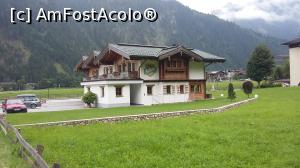 [P05] Pensiune la intrare în oraşul-staţiune Mayrhofen, Zillertal (Valea Ziller), Tirol, Austria. » foto by traian.leuca †
 - 
<span class="allrVoted glyphicon glyphicon-heart hidden" id="av901507"></span>
<a class="m-l-10 hidden" id="sv901507" onclick="voting_Foto_DelVot(,901507,8584)" role="button">șterge vot <span class="glyphicon glyphicon-remove"></span></a>
<a id="v9901507" class=" c-red"  onclick="voting_Foto_SetVot(901507)" role="button"><span class="glyphicon glyphicon-heart-empty"></span> <b>LIKE</b> = Votează poza</a> <img class="hidden"  id="f901507W9" src="/imagini/loader.gif" border="0" /><span class="AjErrMes hidden" id="e901507ErM"></span>