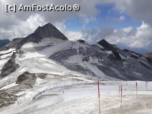 [P49] Pârtiile de schi de pe ghețarul Hintertuxer, pe care se poate schia tot timpul anului.  » foto by Aurici
 - 
<span class="allrVoted glyphicon glyphicon-heart hidden" id="av1037808"></span>
<a class="m-l-10 hidden" id="sv1037808" onclick="voting_Foto_DelVot(,1037808,8584)" role="button">șterge vot <span class="glyphicon glyphicon-remove"></span></a>
<a id="v91037808" class=" c-red"  onclick="voting_Foto_SetVot(1037808)" role="button"><span class="glyphicon glyphicon-heart-empty"></span> <b>LIKE</b> = Votează poza</a> <img class="hidden"  id="f1037808W9" src="/imagini/loader.gif" border="0" /><span class="AjErrMes hidden" id="e1037808ErM"></span>