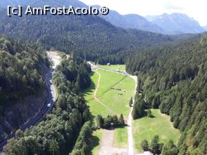 [P17] Vedere de sus, pe la jumătatea pasarelei. Șoseaua pe care am venit în stânga, parcarea în față și tot din față, din dreptul parcării începe urcușul prin pădure.  » foto by Aurici
 - 
<span class="allrVoted glyphicon glyphicon-heart hidden" id="av1039124"></span>
<a class="m-l-10 hidden" id="sv1039124" onclick="voting_Foto_DelVot(,1039124,8584)" role="button">șterge vot <span class="glyphicon glyphicon-remove"></span></a>
<a id="v91039124" class=" c-red"  onclick="voting_Foto_SetVot(1039124)" role="button"><span class="glyphicon glyphicon-heart-empty"></span> <b>LIKE</b> = Votează poza</a> <img class="hidden"  id="f1039124W9" src="/imagini/loader.gif" border="0" /><span class="AjErrMes hidden" id="e1039124ErM"></span>