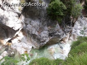 [P62] KaiserKlamm - cheile împăratului Franz Joseph I - nebunii de jos au traversat râul învolburat de la un capăt la altul.  » foto by Aurici
 - 
<span class="allrVoted glyphicon glyphicon-heart hidden" id="av1039948"></span>
<a class="m-l-10 hidden" id="sv1039948" onclick="voting_Foto_DelVot(,1039948,8584)" role="button">șterge vot <span class="glyphicon glyphicon-remove"></span></a>
<a id="v91039948" class=" c-red"  onclick="voting_Foto_SetVot(1039948)" role="button"><span class="glyphicon glyphicon-heart-empty"></span> <b>LIKE</b> = Votează poza</a> <img class="hidden"  id="f1039948W9" src="/imagini/loader.gif" border="0" /><span class="AjErrMes hidden" id="e1039948ErM"></span>
