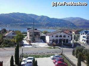 [P03] Lacul si o parte din parcare. 'Casuta' cu geamuri rotunjite in sus este un restaurant » foto by lorryblue
 - 
<span class="allrVoted glyphicon glyphicon-heart hidden" id="av477129"></span>
<a class="m-l-10 hidden" id="sv477129" onclick="voting_Foto_DelVot(,477129,8594)" role="button">șterge vot <span class="glyphicon glyphicon-remove"></span></a>
<a id="v9477129" class=" c-red"  onclick="voting_Foto_SetVot(477129)" role="button"><span class="glyphicon glyphicon-heart-empty"></span> <b>LIKE</b> = Votează poza</a> <img class="hidden"  id="f477129W9" src="/imagini/loader.gif" border="0" /><span class="AjErrMes hidden" id="e477129ErM"></span>