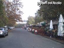 [P11] În dreapta vedeți un rând de magazine, chioșcuri, restaurante. În stânga este un parc cu alei șerpuitoare, iar în față, sub acoperișul alb, autogara. » foto by paky202
 - 
<span class="allrVoted glyphicon glyphicon-heart hidden" id="av187630"></span>
<a class="m-l-10 hidden" id="sv187630" onclick="voting_Foto_DelVot(,187630,8605)" role="button">șterge vot <span class="glyphicon glyphicon-remove"></span></a>
<a id="v9187630" class=" c-red"  onclick="voting_Foto_SetVot(187630)" role="button"><span class="glyphicon glyphicon-heart-empty"></span> <b>LIKE</b> = Votează poza</a> <img class="hidden"  id="f187630W9" src="/imagini/loader.gif" border="0" /><span class="AjErrMes hidden" id="e187630ErM"></span>