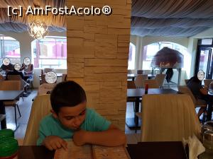 [P07] Restaurantul Pizzerie Cristal - cel mic studiază cu atenție meniul.  » foto by Floryn81
 - 
<span class="allrVoted glyphicon glyphicon-heart hidden" id="av1099822"></span>
<a class="m-l-10 hidden" id="sv1099822" onclick="voting_Foto_DelVot(,1099822,8608)" role="button">șterge vot <span class="glyphicon glyphicon-remove"></span></a>
<a id="v91099822" class=" c-red"  onclick="voting_Foto_SetVot(1099822)" role="button"><span class="glyphicon glyphicon-heart-empty"></span> <b>LIKE</b> = Votează poza</a> <img class="hidden"  id="f1099822W9" src="/imagini/loader.gif" border="0" /><span class="AjErrMes hidden" id="e1099822ErM"></span>