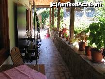 [P05] Vila Cusma - in fata camerei atmosfera era mult mai placuta si inveselita de flori. Pe acel scaun am stat si am baut berea cumparata de la magazinul satesc. » foto by turist.real
 - 
<span class="allrVoted glyphicon glyphicon-heart hidden" id="av187627"></span>
<a class="m-l-10 hidden" id="sv187627" onclick="voting_Foto_DelVot(,187627,8609)" role="button">șterge vot <span class="glyphicon glyphicon-remove"></span></a>
<a id="v9187627" class=" c-red"  onclick="voting_Foto_SetVot(187627)" role="button"><span class="glyphicon glyphicon-heart-empty"></span> <b>LIKE</b> = Votează poza</a> <img class="hidden"  id="f187627W9" src="/imagini/loader.gif" border="0" /><span class="AjErrMes hidden" id="e187627ErM"></span>