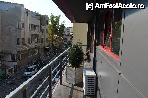 [P07] Ghiveciul delimita balconul apartamentului, mai departe apartinea de camera alaturata » foto by kelyboy
 - 
<span class="allrVoted glyphicon glyphicon-heart hidden" id="av462165"></span>
<a class="m-l-10 hidden" id="sv462165" onclick="voting_Foto_DelVot(,462165,8611)" role="button">șterge vot <span class="glyphicon glyphicon-remove"></span></a>
<a id="v9462165" class=" c-red"  onclick="voting_Foto_SetVot(462165)" role="button"><span class="glyphicon glyphicon-heart-empty"></span> <b>LIKE</b> = Votează poza</a> <img class="hidden"  id="f462165W9" src="/imagini/loader.gif" border="0" /><span class="AjErrMes hidden" id="e462165ErM"></span>