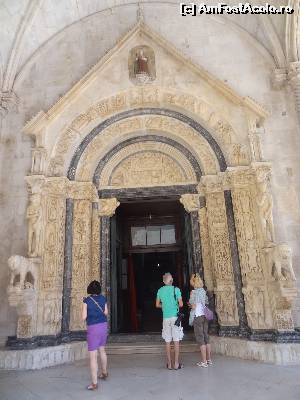 [P27] Intrarea principala in Catedrala » foto by Marian Preda
 - 
<span class="allrVoted glyphicon glyphicon-heart hidden" id="av572558"></span>
<a class="m-l-10 hidden" id="sv572558" onclick="voting_Foto_DelVot(,572558,8631)" role="button">șterge vot <span class="glyphicon glyphicon-remove"></span></a>
<a id="v9572558" class=" c-red"  onclick="voting_Foto_SetVot(572558)" role="button"><span class="glyphicon glyphicon-heart-empty"></span> <b>LIKE</b> = Votează poza</a> <img class="hidden"  id="f572558W9" src="/imagini/loader.gif" border="0" /><span class="AjErrMes hidden" id="e572558ErM"></span>