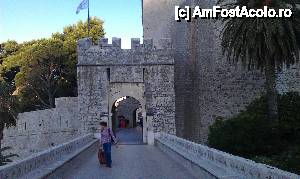 [P01] Poarta de intrare in Cetatea Dubrovnik. Dubrovnik, Croaţia.  » foto by traian.leuca †
 - 
<span class="allrVoted glyphicon glyphicon-heart hidden" id="av462941"></span>
<a class="m-l-10 hidden" id="sv462941" onclick="voting_Foto_DelVot(,462941,8631)" role="button">șterge vot <span class="glyphicon glyphicon-remove"></span></a>
<a id="v9462941" class=" c-red"  onclick="voting_Foto_SetVot(462941)" role="button"><span class="glyphicon glyphicon-heart-empty"></span> <b>LIKE</b> = Votează poza</a> <img class="hidden"  id="f462941W9" src="/imagini/loader.gif" border="0" /><span class="AjErrMes hidden" id="e462941ErM"></span>
