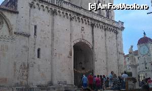 [P05] Intrare în Catedrala 'Sf. Laurenţiu' din oraşul Trogir, Croaţia.  » foto by traian.leuca †
 - 
<span class="allrVoted glyphicon glyphicon-heart hidden" id="av462945"></span>
<a class="m-l-10 hidden" id="sv462945" onclick="voting_Foto_DelVot(,462945,8631)" role="button">șterge vot <span class="glyphicon glyphicon-remove"></span></a>
<a id="v9462945" class=" c-red"  onclick="voting_Foto_SetVot(462945)" role="button"><span class="glyphicon glyphicon-heart-empty"></span> <b>LIKE</b> = Votează poza</a> <img class="hidden"  id="f462945W9" src="/imagini/loader.gif" border="0" /><span class="AjErrMes hidden" id="e462945ErM"></span>