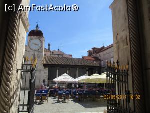 [P04] Piața Ioan Paul al II-lea. Grilajul este intrarea laterală la catedrală, ăn față este Loggia Orașului și campanila cu ceas a fostei biserici Sf. Sebastian.  » foto by elviramvio
 - 
<span class="allrVoted glyphicon glyphicon-heart hidden" id="av910651"></span>
<a class="m-l-10 hidden" id="sv910651" onclick="voting_Foto_DelVot(,910651,8631)" role="button">șterge vot <span class="glyphicon glyphicon-remove"></span></a>
<a id="v9910651" class=" c-red"  onclick="voting_Foto_SetVot(910651)" role="button"><span class="glyphicon glyphicon-heart-empty"></span> <b>LIKE</b> = Votează poza</a> <img class="hidden"  id="f910651W9" src="/imagini/loader.gif" border="0" /><span class="AjErrMes hidden" id="e910651ErM"></span>