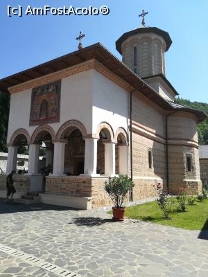 [P21] Biserica mare a Manastiri Polovraci, vedere din fata » foto by olteanul2010
 - 
<span class="allrVoted glyphicon glyphicon-heart hidden" id="av1185586"></span>
<a class="m-l-10 hidden" id="sv1185586" onclick="voting_Foto_DelVot(,1185586,8638)" role="button">șterge vot <span class="glyphicon glyphicon-remove"></span></a>
<a id="v91185586" class=" c-red"  onclick="voting_Foto_SetVot(1185586)" role="button"><span class="glyphicon glyphicon-heart-empty"></span> <b>LIKE</b> = Votează poza</a> <img class="hidden"  id="f1185586W9" src="/imagini/loader.gif" border="0" /><span class="AjErrMes hidden" id="e1185586ErM"></span>