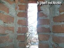 [P06] Crenelul prin care se vede strada din spatele pensiunii » foto by myosothis
 - 
<span class="allrVoted glyphicon glyphicon-heart hidden" id="av189091"></span>
<a class="m-l-10 hidden" id="sv189091" onclick="voting_Foto_DelVot(,189091,8643)" role="button">șterge vot <span class="glyphicon glyphicon-remove"></span></a>
<a id="v9189091" class=" c-red"  onclick="voting_Foto_SetVot(189091)" role="button"><span class="glyphicon glyphicon-heart-empty"></span> <b>LIKE</b> = Votează poza</a> <img class="hidden"  id="f189091W9" src="/imagini/loader.gif" border="0" /><span class="AjErrMes hidden" id="e189091ErM"></span>