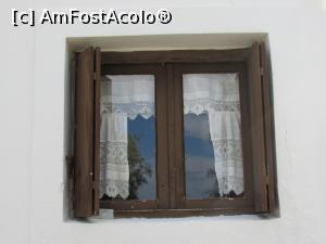[P07] Fereastră tradițională în Marathonas » foto by crismis
 - 
<span class="allrVoted glyphicon glyphicon-heart hidden" id="av807292"></span>
<a class="m-l-10 hidden" id="sv807292" onclick="voting_Foto_DelVot(,807292,8651)" role="button">șterge vot <span class="glyphicon glyphicon-remove"></span></a>
<a id="v9807292" class=" c-red"  onclick="voting_Foto_SetVot(807292)" role="button"><span class="glyphicon glyphicon-heart-empty"></span> <b>LIKE</b> = Votează poza</a> <img class="hidden"  id="f807292W9" src="/imagini/loader.gif" border="0" /><span class="AjErrMes hidden" id="e807292ErM"></span>