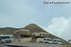 [P72] Muntele Nemrut. Parcarea de langa tumulus.  » foto by TraianS
 - 
<span class="allrVoted glyphicon glyphicon-heart hidden" id="av614773"></span>
<a class="m-l-10 hidden" id="sv614773" onclick="voting_Foto_DelVot(,614773,8659)" role="button">șterge vot <span class="glyphicon glyphicon-remove"></span></a>
<a id="v9614773" class=" c-red"  onclick="voting_Foto_SetVot(614773)" role="button"><span class="glyphicon glyphicon-heart-empty"></span> <b>LIKE</b> = Votează poza</a> <img class="hidden"  id="f614773W9" src="/imagini/loader.gif" border="0" /><span class="AjErrMes hidden" id="e614773ErM"></span>