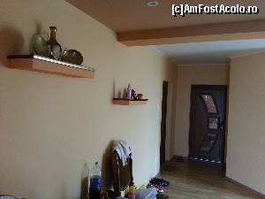 [P15] Celalalt perete al livingului cu alte policioare si elemente de decor; in stanga se vede usa de acces in apartament si in spate usa catre dormitor » foto by Dan&Ema
 - 
<span class="allrVoted glyphicon glyphicon-heart hidden" id="av548568"></span>
<a class="m-l-10 hidden" id="sv548568" onclick="voting_Foto_DelVot(,548568,8681)" role="button">șterge vot <span class="glyphicon glyphicon-remove"></span></a>
<a id="v9548568" class=" c-red"  onclick="voting_Foto_SetVot(548568)" role="button"><span class="glyphicon glyphicon-heart-empty"></span> <b>LIKE</b> = Votează poza</a> <img class="hidden"  id="f548568W9" src="/imagini/loader.gif" border="0" /><span class="AjErrMes hidden" id="e548568ErM"></span>