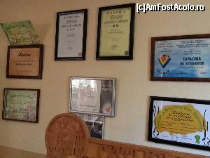 [P25] Peretele cu diplomele obtinute de Casa Vero la diferite concursuri, precum si certificatele de clasificare ale pensiunii; o colt care atesta calitatea pe care o are locatia » foto by Dan&Ema
 - 
<span class="allrVoted glyphicon glyphicon-heart hidden" id="av548578"></span>
<a class="m-l-10 hidden" id="sv548578" onclick="voting_Foto_DelVot(,548578,8681)" role="button">șterge vot <span class="glyphicon glyphicon-remove"></span></a>
<a id="v9548578" class=" c-red"  onclick="voting_Foto_SetVot(548578)" role="button"><span class="glyphicon glyphicon-heart-empty"></span> <b>LIKE</b> = Votează poza</a> <img class="hidden"  id="f548578W9" src="/imagini/loader.gif" border="0" /><span class="AjErrMes hidden" id="e548578ErM"></span>