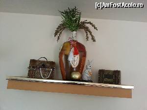 [P30] Policioara cu decor din sala de mese in coltul careia aveam sa ma lovesc zdravan la cap peste cateva zile » foto by Dan&Ema
 - 
<span class="allrVoted glyphicon glyphicon-heart hidden" id="av548583"></span>
<a class="m-l-10 hidden" id="sv548583" onclick="voting_Foto_DelVot(,548583,8681)" role="button">șterge vot <span class="glyphicon glyphicon-remove"></span></a>
<a id="v9548583" class=" c-red"  onclick="voting_Foto_SetVot(548583)" role="button"><span class="glyphicon glyphicon-heart-empty"></span> <b>LIKE</b> = Votează poza</a> <img class="hidden"  id="f548583W9" src="/imagini/loader.gif" border="0" /><span class="AjErrMes hidden" id="e548583ErM"></span>