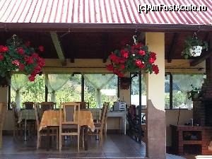 [P31] Locul de masa din foisorul din curte. Ghivece cu flori erau atarnate (muscate si altele). Pe jos gresie si curat chiar daca florile se cam scuturau si trebuia maturat des » foto by Dan&Ema
 - 
<span class="allrVoted glyphicon glyphicon-heart hidden" id="av548584"></span>
<a class="m-l-10 hidden" id="sv548584" onclick="voting_Foto_DelVot(,548584,8681)" role="button">șterge vot <span class="glyphicon glyphicon-remove"></span></a>
<a id="v9548584" class=" c-red"  onclick="voting_Foto_SetVot(548584)" role="button"><span class="glyphicon glyphicon-heart-empty"></span> <b>LIKE</b> = Votează poza</a> <img class="hidden"  id="f548584W9" src="/imagini/loader.gif" border="0" /><span class="AjErrMes hidden" id="e548584ErM"></span>