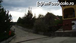 [P19] Aici suntem in fata primului pavilion, prin partea stanga se ajunge la cel din deal care sa zareste prin vegetatia deasa...  » foto by kelyboy
 - 
<span class="allrVoted glyphicon glyphicon-heart hidden" id="av648645"></span>
<a class="m-l-10 hidden" id="sv648645" onclick="voting_Foto_DelVot(,648645,8681)" role="button">șterge vot <span class="glyphicon glyphicon-remove"></span></a>
<a id="v9648645" class=" c-red"  onclick="voting_Foto_SetVot(648645)" role="button"><span class="glyphicon glyphicon-heart-empty"></span> <b>LIKE</b> = Votează poza</a> <img class="hidden"  id="f648645W9" src="/imagini/loader.gif" border="0" /><span class="AjErrMes hidden" id="e648645ErM"></span>