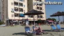 [P19] Hotelul aflat in stanga celui in care am stat , la parterul lui se afla un butiq, o terasa-cafenea, iar dupa el e acel loc viran unde se poate parca » foto by roth
 - 
<span class="allrVoted glyphicon glyphicon-heart hidden" id="av193042"></span>
<a class="m-l-10 hidden" id="sv193042" onclick="voting_Foto_DelVot(,193042,8732)" role="button">șterge vot <span class="glyphicon glyphicon-remove"></span></a>
<a id="v9193042" class=" c-red"  onclick="voting_Foto_SetVot(193042)" role="button"><span class="glyphicon glyphicon-heart-empty"></span> <b>LIKE</b> = Votează poza</a> <img class="hidden"  id="f193042W9" src="/imagini/loader.gif" border="0" /><span class="AjErrMes hidden" id="e193042ErM"></span>